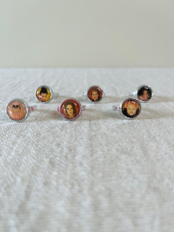 SPICE GIRLS PHOTO PLASTIC RINGS-RARE VINTAGE in Arts & Collectibles in Edmonton - Image 2