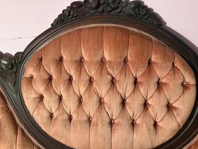 ANTIQUE VICTORIAN PINK SOFA in Couches & Futons in Gatineau - Image 5