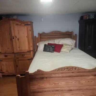 Recherche activement une colocataire (femme). Chambre au sous-sol complètement meublée, salon privé,...