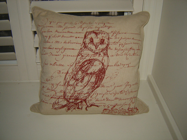 Owl design accent pillow in Home Décor & Accents in London