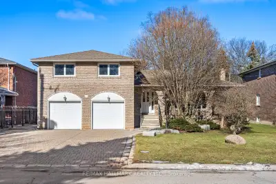Charming Family Home In The Most Prestigious South Richvale Neighbourhood, Granite & Gleaming Hardwo...