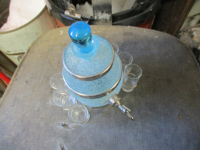 1960s GLASS BARREL SHOT GLASS METAL SPIGOT LIQUOR DISPENSER $20 in Arts & Collectibles in Winnipeg - Image 2