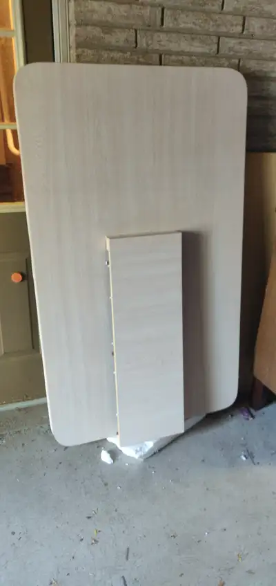 Dining Room Table - Seats 6 without the leaf, and 8 with the leaf. In excellent condition. Didn't ge...