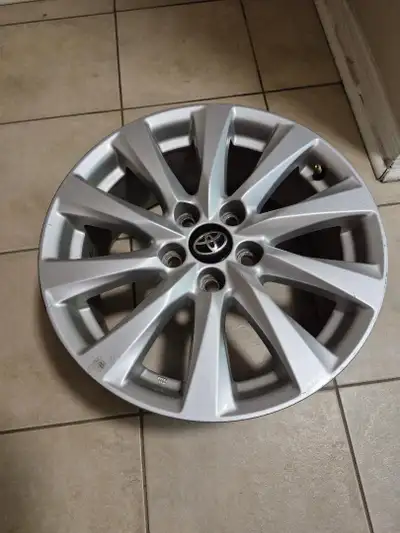 One 17" Toyota Camry Rim, 5x114.3 Bolt Pattern, No TPMS, Has Centre Cap, No Curb Rash Or Damage.