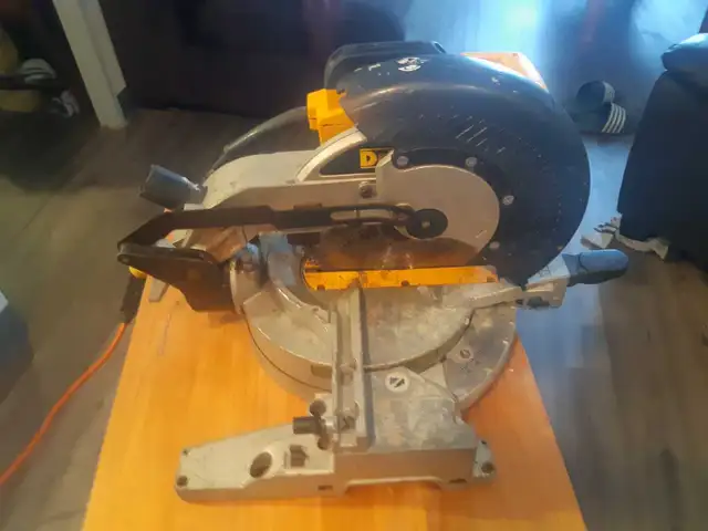 DeWalt Miter Saw in Power Tools in Kitchener / Waterloo - Image 2