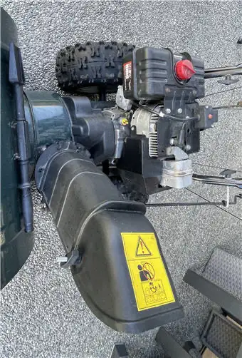 Yard Machines Snowblower 10HP 28-inch in Snowblowers in Mississauga / Peel Region - Image 2