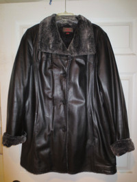 Manteau d’hiver pour femme en cuir grandeur médium.