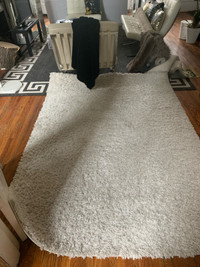  White shag rug 5 foot 3 x 7’ six