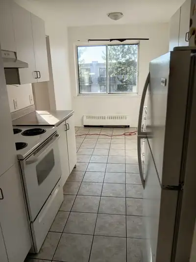 2800av kent,Montreal, H3S1M7 English follows Transfert de bail Un 3-1/2 spacieux disponible à partir...