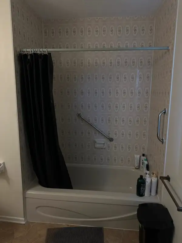 Large bedroom with private bathroom, Oct 15, $850 incl utilities63782628779651122