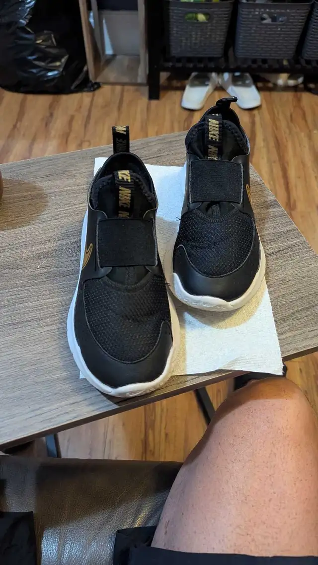 size 2 youth Nike running shoes  in Kids & Youth in Cambridge - Image 3