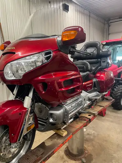 Honda goldwing 1800 2002, très propre près partir pour aventure,huile synthétique et filtre changer,...