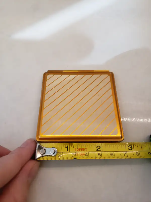 Vintage gold compact mirror in Women's - Other in Markham / York Region - Image 3