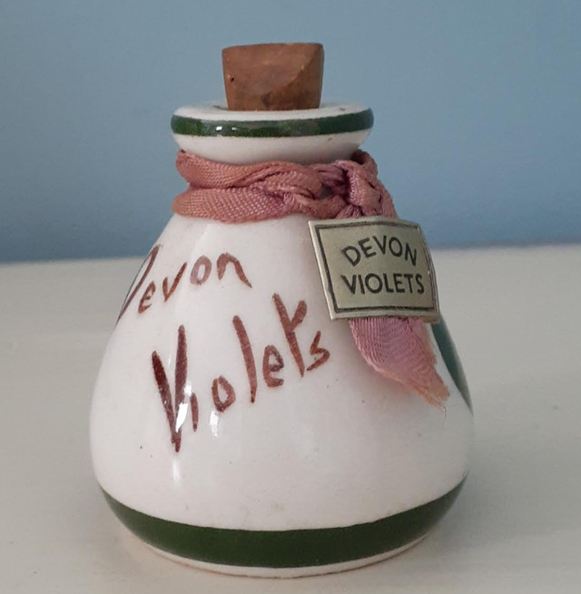 Vintage Torquay Pottery Devon Violets Miniature Perfume Bottle in Arts & Collectibles in Markham / York Region - Image 2