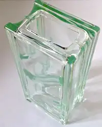 Collection. Décoration. Vase en forme de bloc de verre