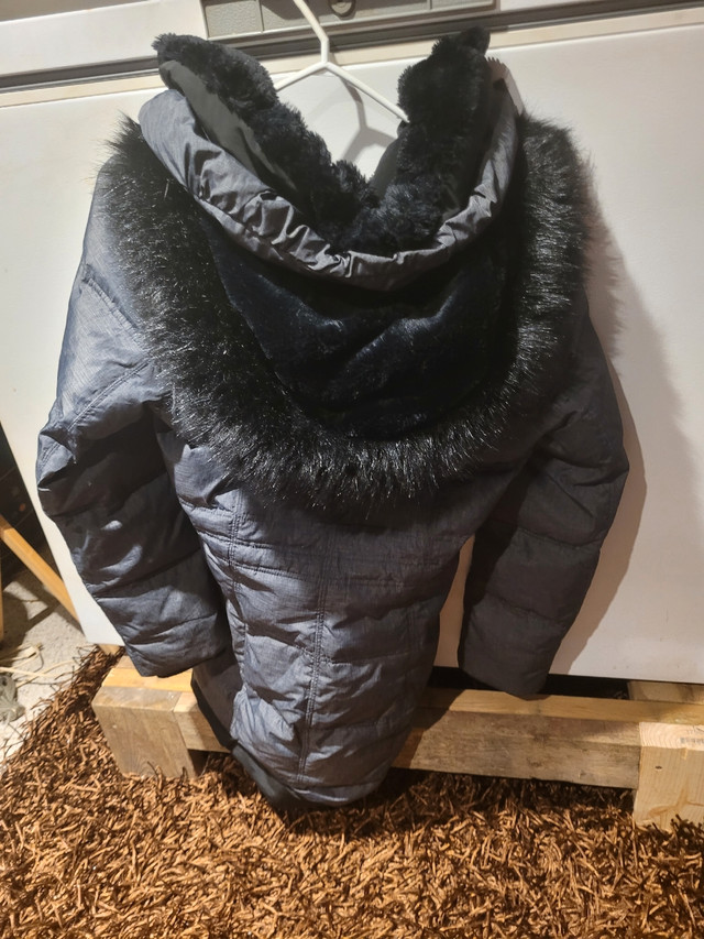 Very warm beautiful woman’s winter coat by Jessica like new 6-8 in Women's - Tops & Outerwear in Windsor Region - Image 4