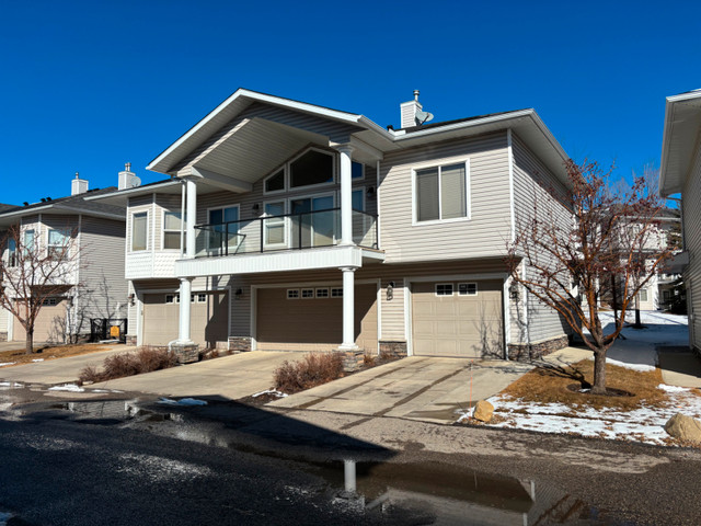Rocky Ridge NW Calgary 2 Bdrm/2Bath/Attached Heated Garage in Long Term Rentals in Calgary