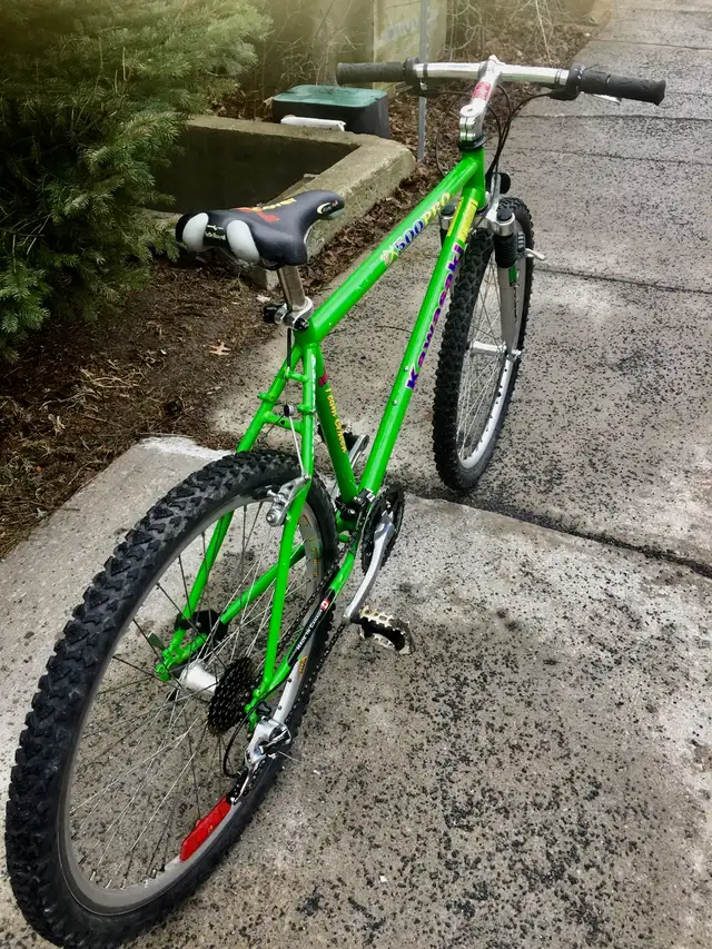Beau Vélo de montagne Kawasaki, presque neuf avec accessoires in Mountain in City of Montréal - Image 8
