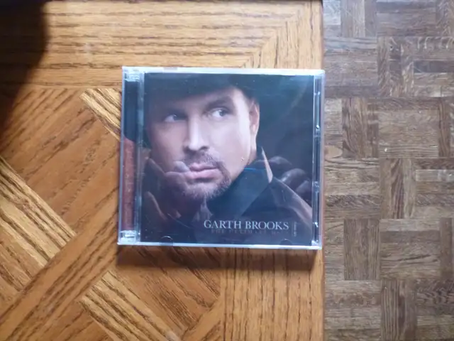 The Ultimate Hits (2 CDs/DVD) – Garth Brooks   mint  $20.00628632661318411218