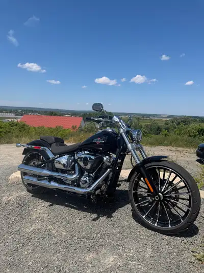 2025 Breakout 117 Midnight Storm Only 7000kms - Financing Available Bike comes with HD quick attach...