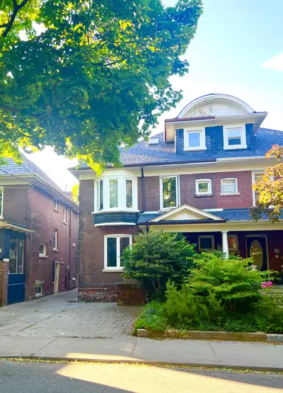 Available May 1st 2026 Luxury Bi-level 2 Bed 2 Den 2 Full Bath Prime Riverdale/Leslieville with Back...