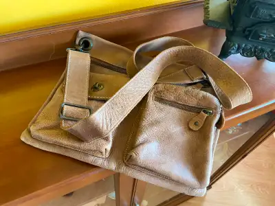 EUC Roots Canada Tribe Large Village Bag Purse. This is 10"x12" with adjustable shoulder strap. This...