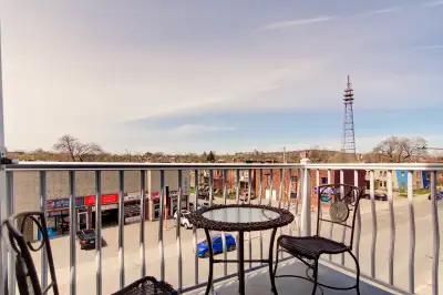 2bed top floor apt in lower NDG, appliances included!