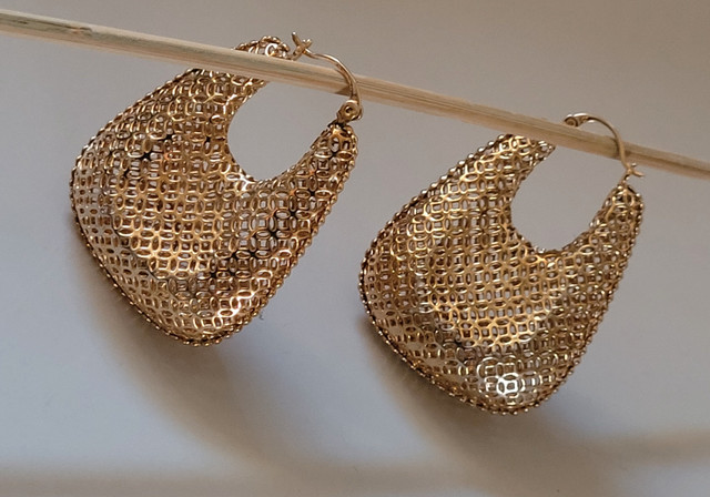 Gold Tone Handbag Shaped Filigree Hoop Earrings in Jewellery & Watches in Oshawa / Durham Region - Image 3