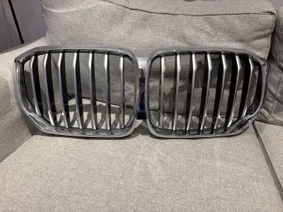 Selling mint front kidney grille for a BMW X5 with front camera.