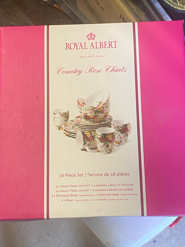 Royal Albert old country roses china in Arts & Collectibles in Thunder Bay