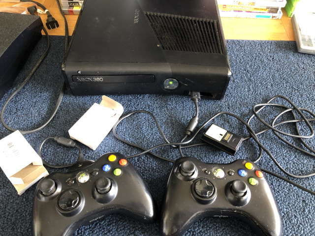 Microsoft Xbox 360S 4GB Bundle, Model # 1439, 2 Controllers in XBOX 360 in City of Toronto - Image 2