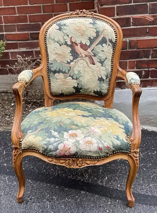 Antique Arm Chair in Chairs & Recliners in Markham / York Region - Image 3
