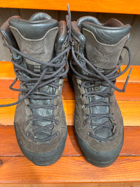 Salewa hiking boots size 7M/8.5W