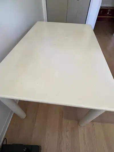 Acheté en 1987, table salle à manger laquée blanche, en chêne massif. Environ 1200.$ désigner québéc...