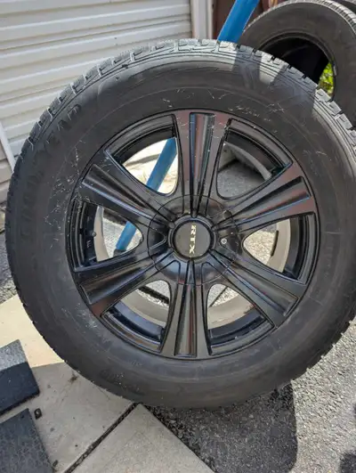 Mags et pneus usagés en très bon état. Pneus bons pour au moins 2 hivers. Mags avec 2 bolt pattern....