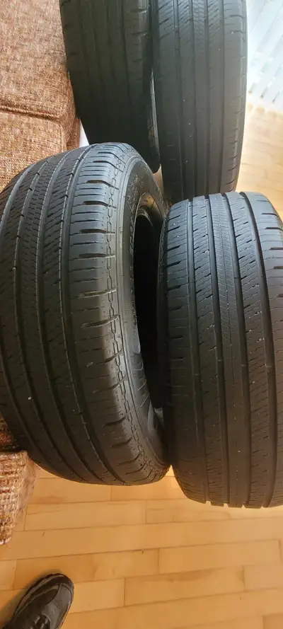 Pneus presque neufs car 4 mois d'usure seulement et peu de kilométrages Marque MOTOMASTER HYDRA EDGE...