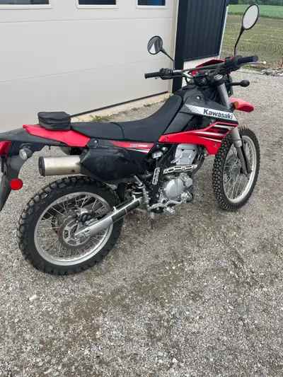 This reliable, liquid-cooled Kawasaki KLX 250 S is an excellent dual-purpose motorcycle perfect for...