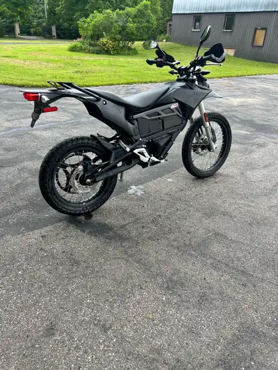 2015 Zero FX in excellent condition has hand guards and rear rack