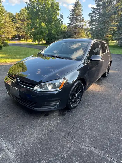 A very nice, clean and well taken care of 2017 Volkswagen Golf. 4 door Trendline model, with haych....