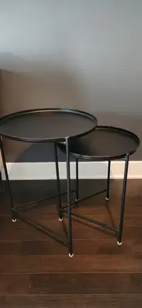 Black nesting tables (tables d’appoint)