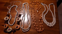 5 necklaces/ colliers 
