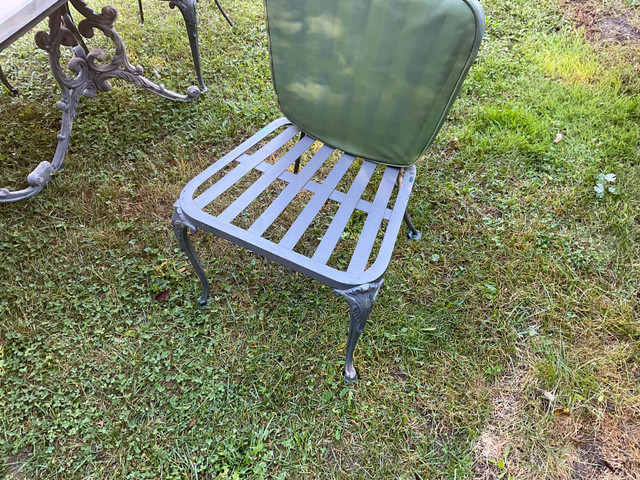 Vintage Cast Aluminum Table with 4 Chairs $500 in Patio & Garden Furniture in Trenton - Image 3