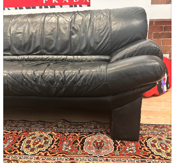 Black leather sofa dans Sofas et futons  à Ville de Montréal - Image 3