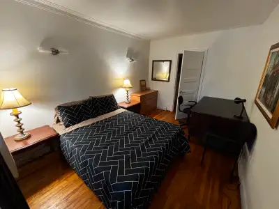 Appartement libre! 3 chambres à louer pour 750$/mois chaque et… TOUT EST INCLUS: • Électricité • Cha...