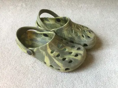 CLOGS - CROC STYLE SHOES - SIZE 1/2, View more