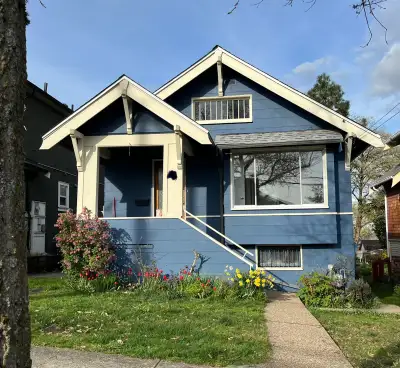 15mins Walk to Skytrain-2 BR Quiet Bright House