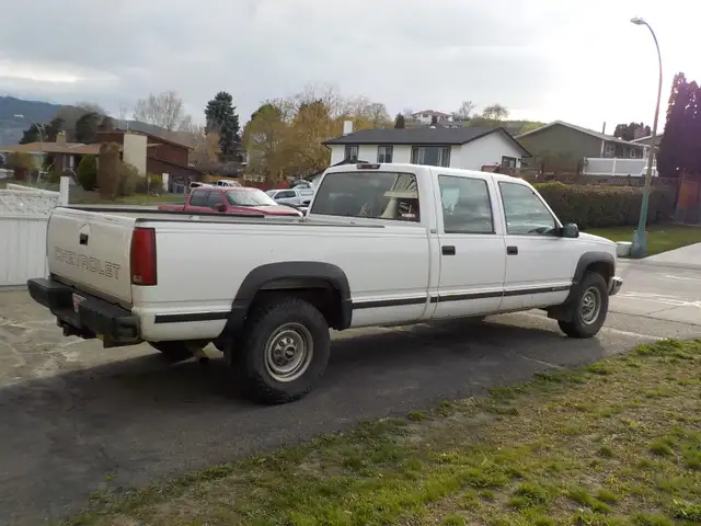 CHEVROLET 1 TON - 3500, CREW CAB, 8 FOOT BOX, WORK TRUCK! in Cars & Trucks in Kelowna - Image 6
