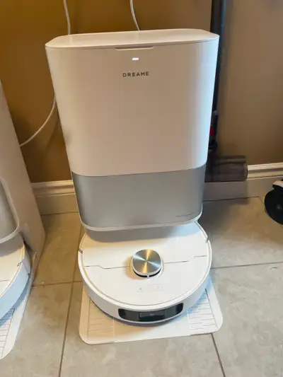 Like new, perfect working order. Tested. Self emptying vacuum, and self cleaning mop pads. Slight sc...