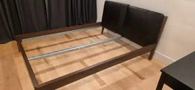 Lit Queen en bois massif -  À donner, View more