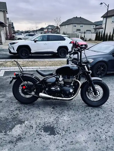 IT"S TIME FOR FUN! 2022 Triumph Bonneville Bobber with only 3800kms. Custom Black Flake Tank Dealer...